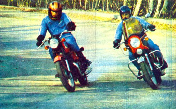 Мотоциклы CZ-350 модели «472.4» (слева) и ЯВА-350 «Ойлмастер» (с самодельным ветровым щитком) во время испытаний