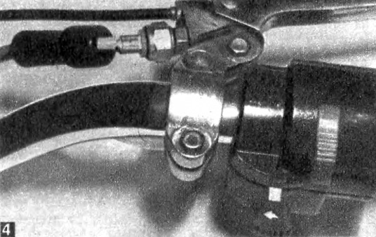 Переключатель режимов и кнопка аварийного выключения двигателя собраны в один узел. Вверху — датчик включения стоп-сигнала.